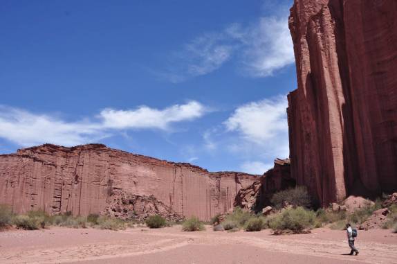 Entrando em um vale seco cercado por gigantescas paredes no Parque Nacional Talampaya, na Argentina